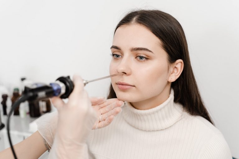 Mulher sendo submetida à endoscopia nasal.