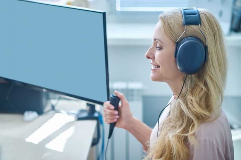 Mulher realizando exame de audiometria